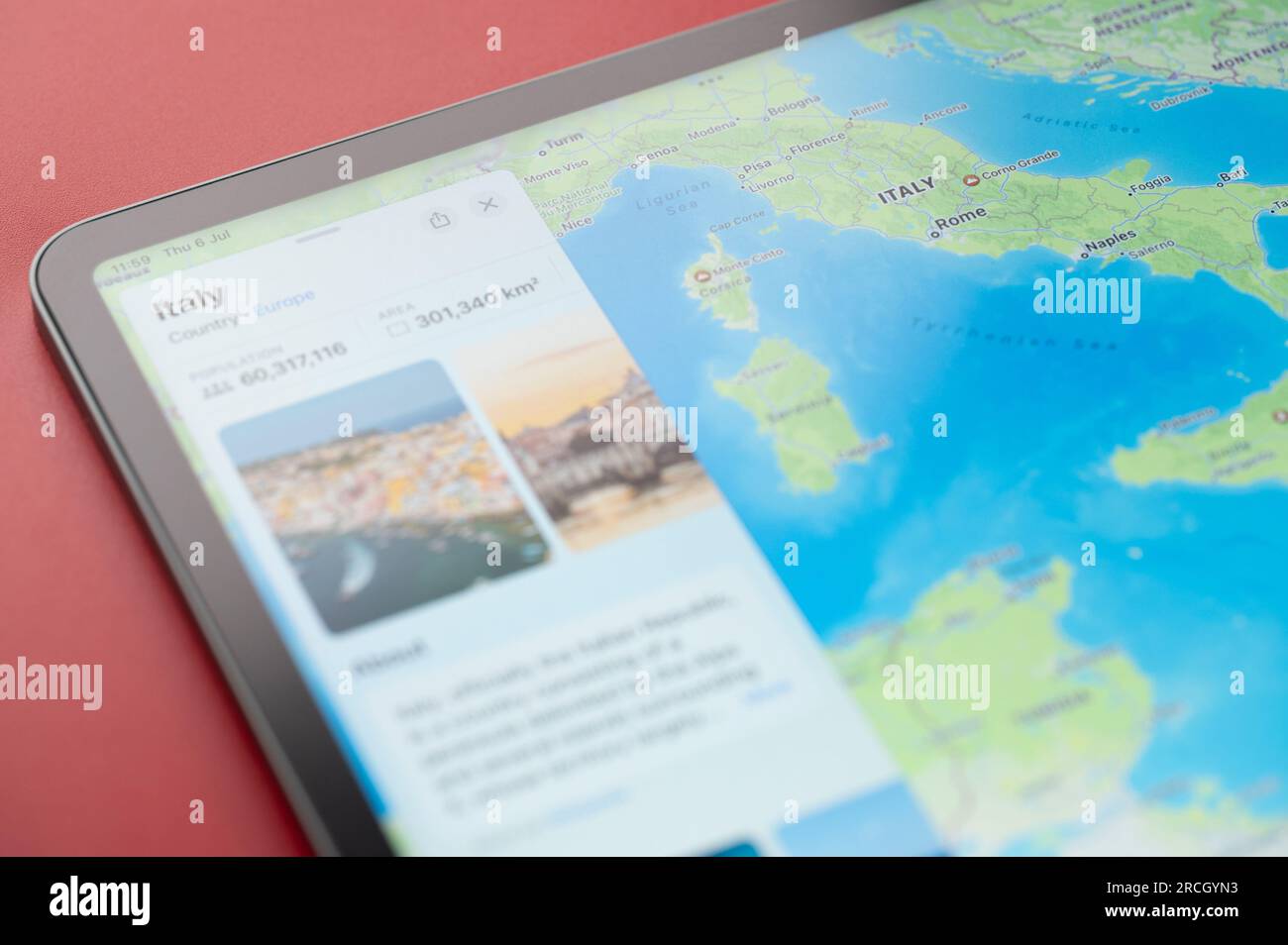 New York, USA - 6. Juli 2023: Italien Länderinformationen auf Apple Maps ipad Makro Nahaufnahme Stockfoto