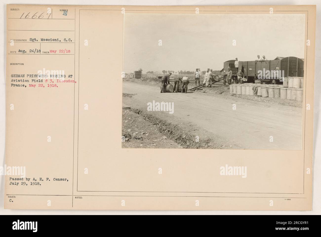 Deutsche Gefangene, die am 22. Mai 1918 auf dem Flugplatz Nr. 3 in Issoudon, Frankreich, arbeiten. Ein Foto von Sergeant Moscioni, S.C. Dieses Bild hat die Nummer 16667 in der Sammlung „Fotos von amerikanischen Militäraktivitäten während des Ersten Weltkriegs“. Es wurde am 29. Juli 1918 vom Zensor der amerikanischen Expeditionstruppen herausgegeben. Stockfoto