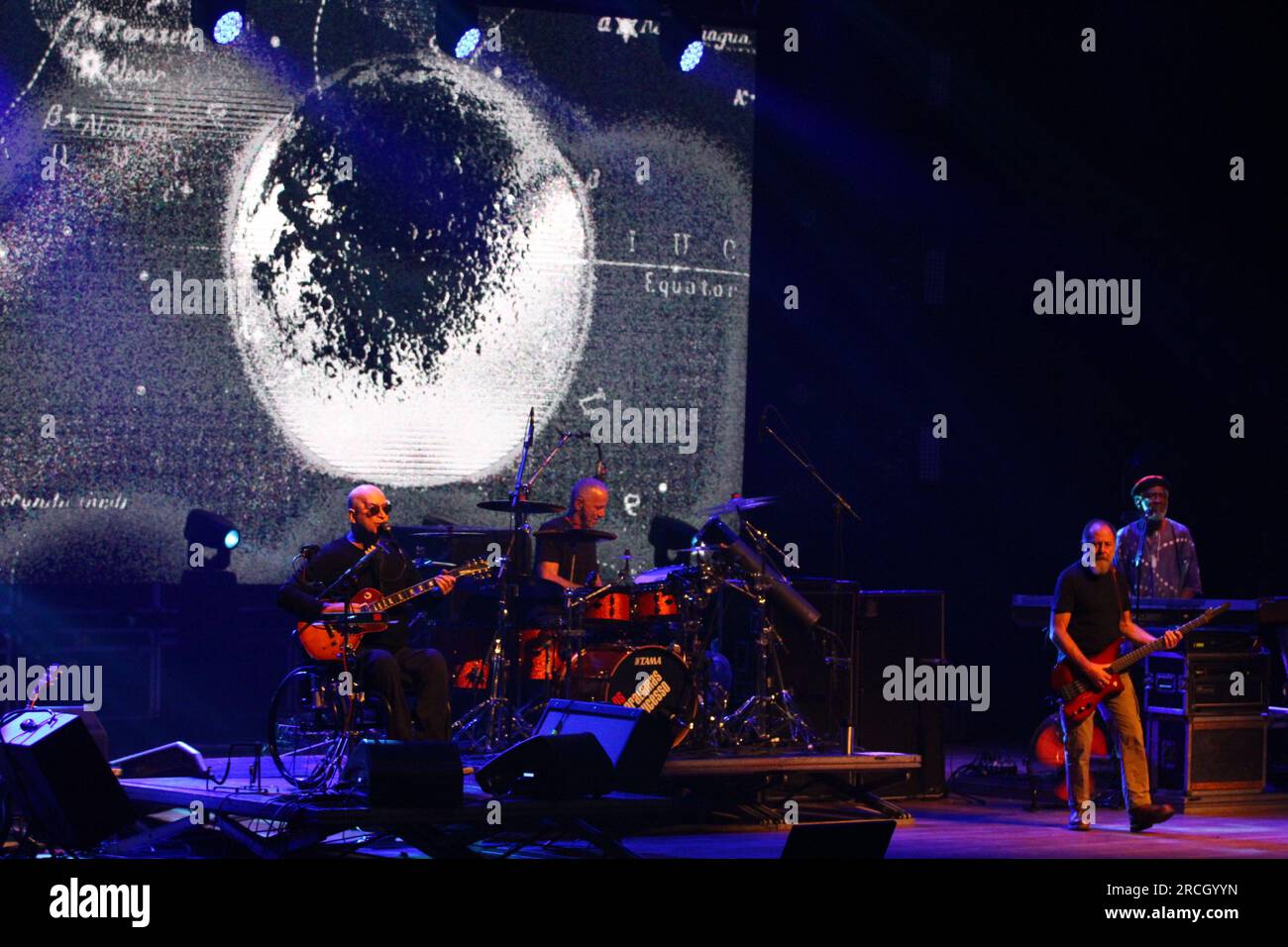 14. Juli 2023, Curitiba, Parana, Brasilien: (INT) 40 Jahre klassische Tour durch Paralamas. 14. Juli 2023, Curitiba, Paralama, Brasilien: Die brasilianische Band Paralamas do Sucesso kommt in Curitiba an, um 40 Jahre mit ihrer Show-Setlist im Teatro Guaira zu feiern, beginnend mit dem Debütalbum „Cinema Mudo“ aus dem Jahr 1983. Eine der wichtigsten Bands der brasilianischen und lateinamerikanischen Musik, OS Paralamas do Sucesso, Trio von Hebert Viana (Gitarre und Gesang), Bi Ribeiro (Bass) und Joao Barone (Schlagzeug), bereisen das Land mit ihren 40 Jahren, Paralamas Classics', am Freitag, den 14. Juli 2023. Kredit: Edson de Souz Stockfoto