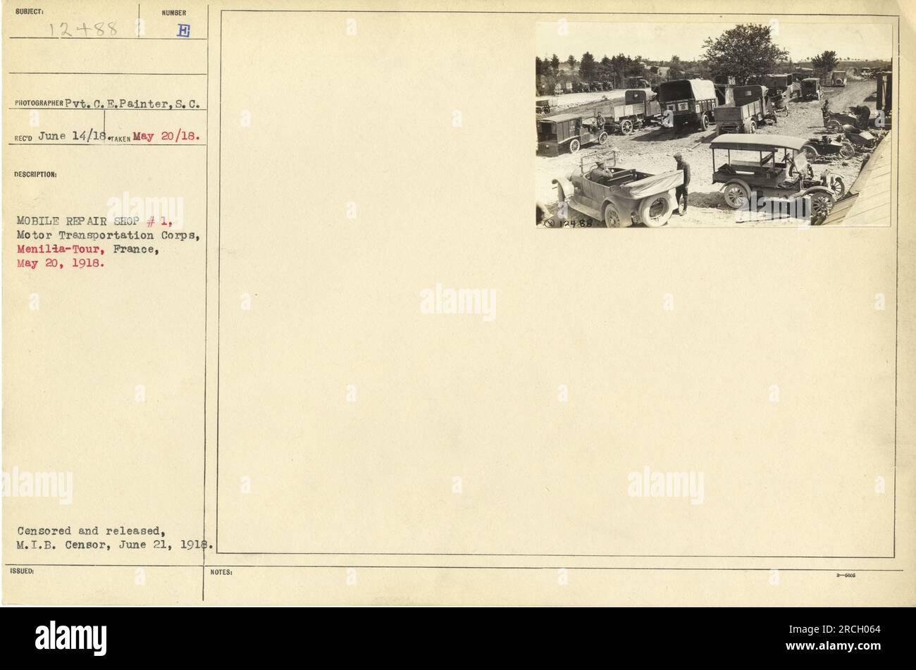 Ein amerikanischer Soldat, identifiziert als Pvt. C. E. Painter, arbeitet in einer mobilen Werkstatt in Menilla-Tour, Frankreich, am 20. Mai 1918. Das Foto wurde von S. C. Sumber aufgenommen und am 14. Juni 1918 erhalten. Es wurde zensiert und vom M.I.B. freigelassen Zensor am 21. Juni 1918. Stockfoto