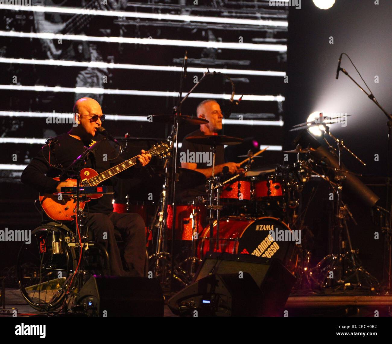 14. Juli 2023, Curitiba, Parana, Brasilien: (INT) 40 Jahre klassische Tour durch Paralamas. 14. Juli 2023, Curitiba, Paralama, Brasilien: Die brasilianische Band Paralamas do Sucesso kommt in Curitiba an, um 40 Jahre mit ihrer Show-Setlist im Teatro Guaira zu feiern, beginnend mit dem Debütalbum „Cinema Mudo“ aus dem Jahr 1983. Eine der wichtigsten Bands der brasilianischen und lateinamerikanischen Musik, OS Paralamas do Sucesso, Trio von Hebert Viana (Gitarre und Gesang), Bi Ribeiro (Bass) und Joao Barone (Schlagzeug), bereisen das Land mit ihren 40 Jahren, Paralamas Classics', am Freitag, den 14. Juli 2023. Kredit: Edson de Souz Stockfoto