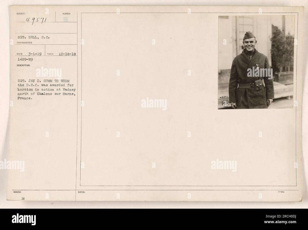 Sgt. Jay D. Gumm, ausgezeichnet mit dem Distinguished Service Cross für heldenhafte Aktionen in Vadney, nördlich von Chalons sur Marne, Frankreich. Dieses Foto wurde von Sgt. Bell, S.C. mit der Fotografennummer BECD 3-1-19 am 18. Dezember 1918 um 14:09:19 aufgenommen. Die Beschreibung des Fotos lautet 188LED SGT. JAY D. GUMM, dem die D.S.C. für Heldentum in Vadney nördlich von Chalons sur Marne, Frankreich, verliehen wurde. Stockfoto