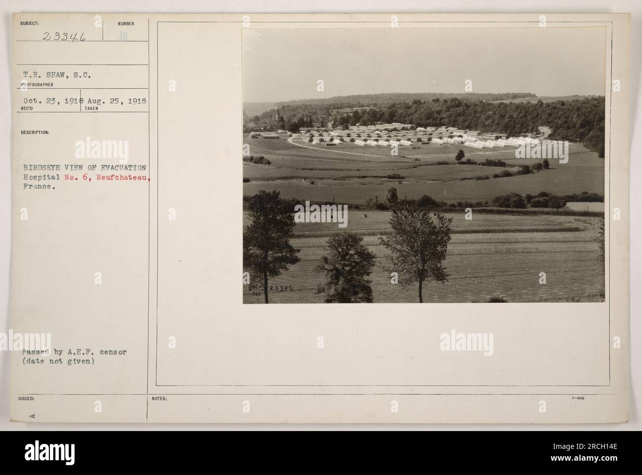 Dieses Foto zeigt einen Blick aus der Vogelperspektive auf den Evakuierungsprozess im Krankenhaus Nr. 6 in Neufchateau, Frankreich während des Ersten Weltkriegs. Das Bild wurde von T.R. Shaw am 23. Oktober 1918. Es wurde offiziell nach Prüfung durch den A.E.F.-Zensor herausgegeben, obwohl das genaue Datum dieser Überprüfung unbekannt ist. Stockfoto