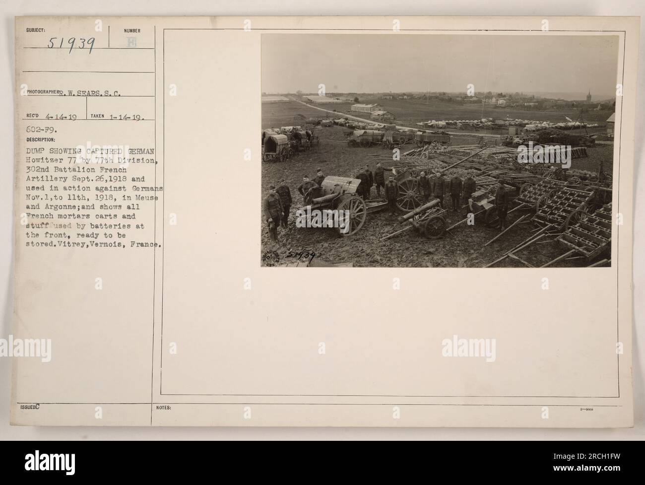 Bildunterschrift: 'Dump Shows taken German Howitzer 77 by 77. Division, 302. Bataillon, French Artillery, 26. September 1918. Der Haubitzer wurde vom 1. Bis 11. November 1918 in Maas und Argonne gegen Deutsche eingesetzt. Das Bild zeigt auch verschiedene französische Mörser, Wagen und Geräte, die von Batterien verwendet werden, an der Vorderseite, bereit zur Lagerung. Aufgenommen am 14. Januar 1919, in Vitrey, Vernois, Frankreich." Stockfoto