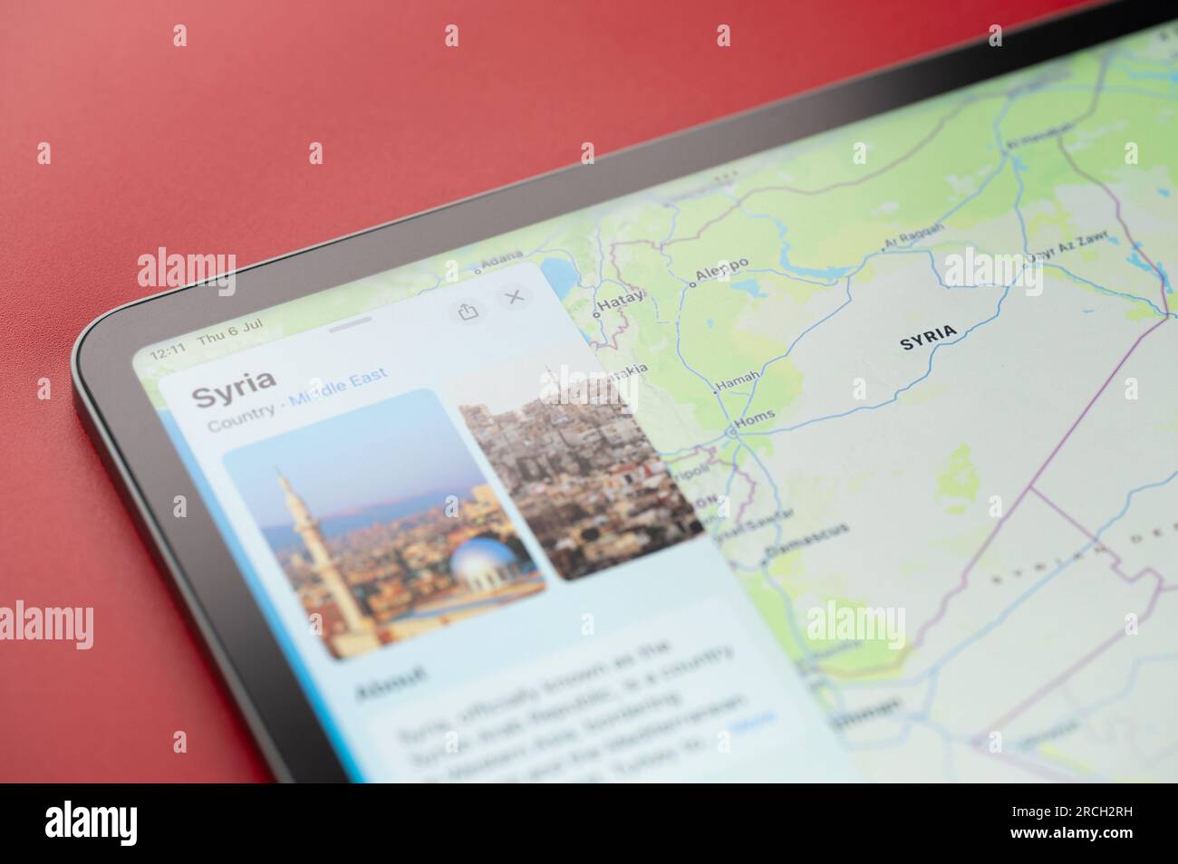 New York, USA - 6. Juli 2023: Kontur der syrischen Landratte auf der Apfelkarte iPad-Nahansicht Stockfoto