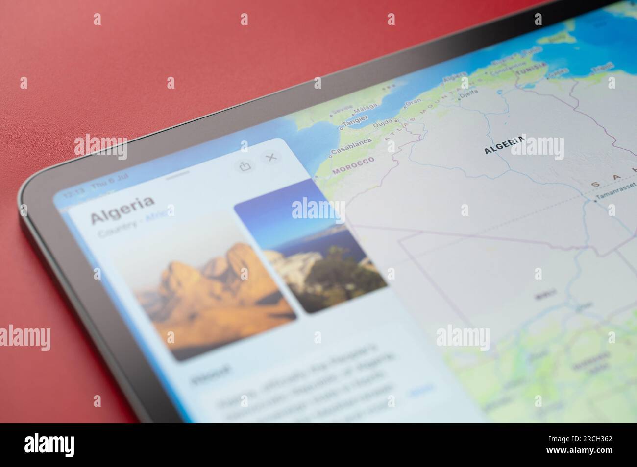 New York, USA - 6. Juli 2023: Algerien Country Boarder auf der Apfel-Weltkarte ipad Nahansicht Stockfoto