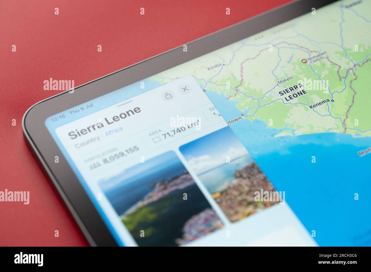 New York, USA - 6. Juli 2023: Kontur der Sierra Leone Country Boarder auf der Weltkarte Apfel ipad Nahansicht Stockfoto