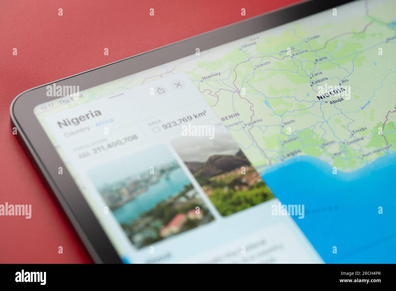 New York, USA - 6. Juli 2023: Nigeria-Land auf der Weltkarte auf dem Bildschirm des ipad-Tablets in Nahaufnahme Stockfoto