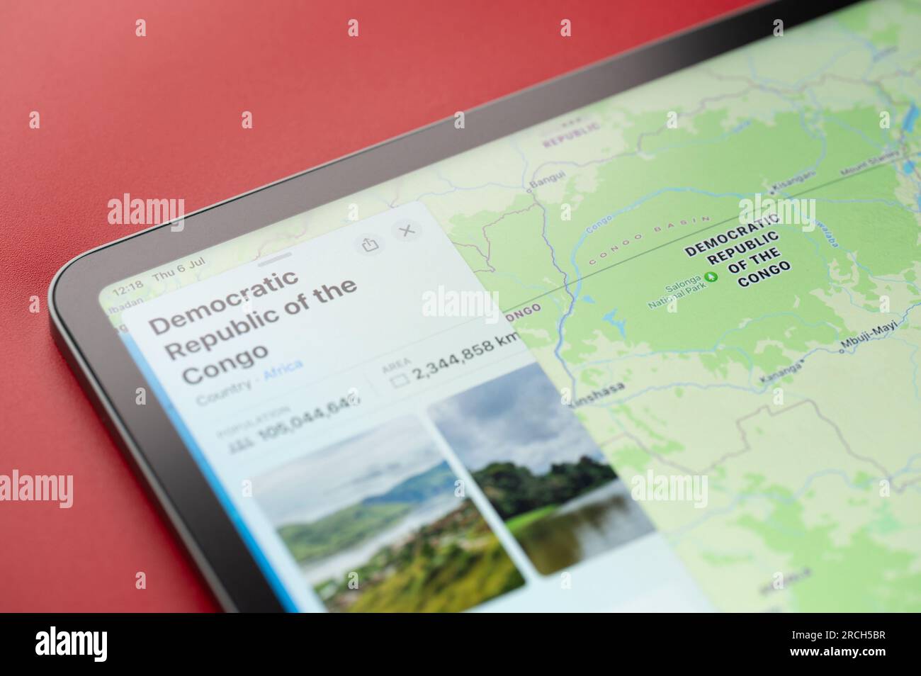 New York, USA - 6. Juli 2023: Demokratische republik kongo auf Online-Apfelkarten auf dem Bildschirm des ipad Tablet Nahaufnahme Stockfoto