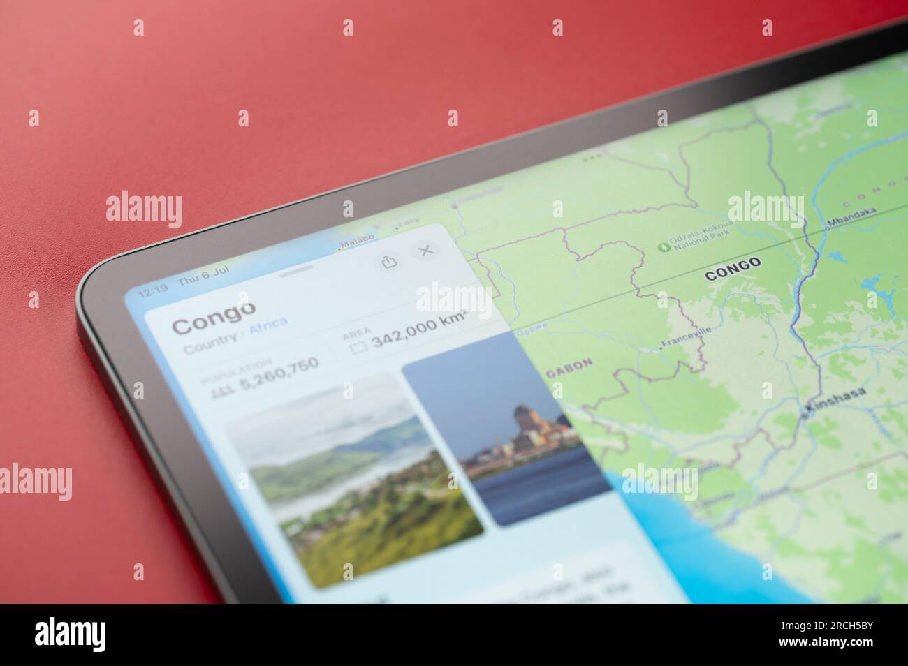 New York, USA - 6. Juli 2023: Kongo-Land mit Kinshasa-Hauptstadt auf Karte ipad Makroansicht Stockfoto