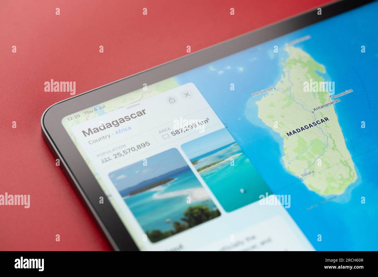New York, USA - 6. Juli 2023: Madagaskar auf Online-Apfelkarten auf dem Bildschirm des ipad Tablet Nahaufnahme Stockfoto