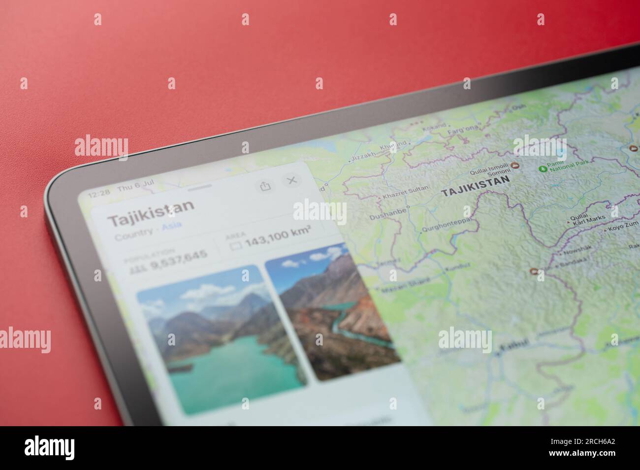 New York, USA - 6. Juli 2023: Land Tadschikistans auf der Weltkarte auf dem Bildschirm des ipad-Tablets. Nahaufnahme Stockfoto