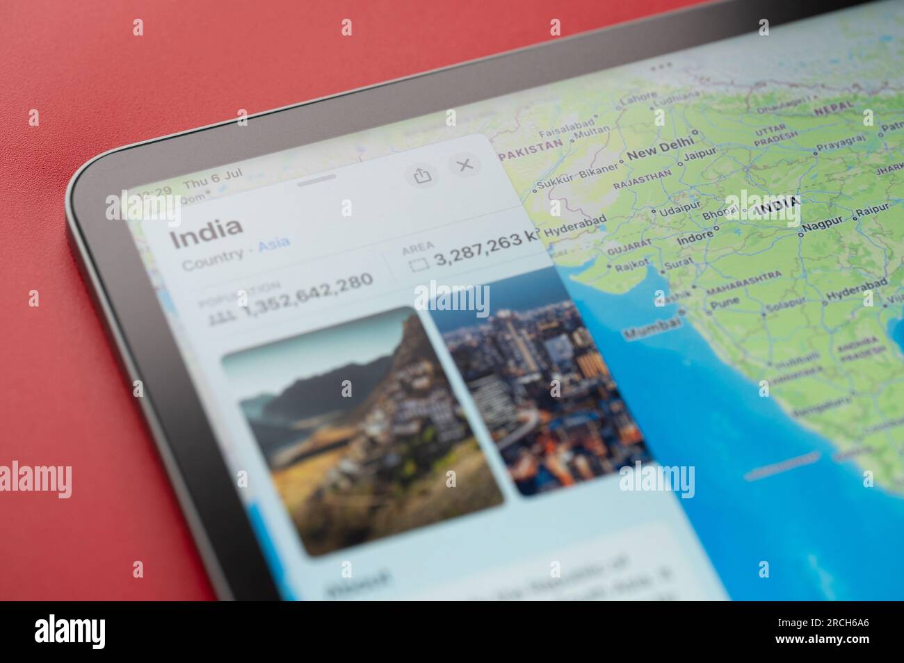 New York, USA - 6. Juli 2023: Informationen zum Land Indiens in der digitalen Karte ipad Makroansicht Stockfoto