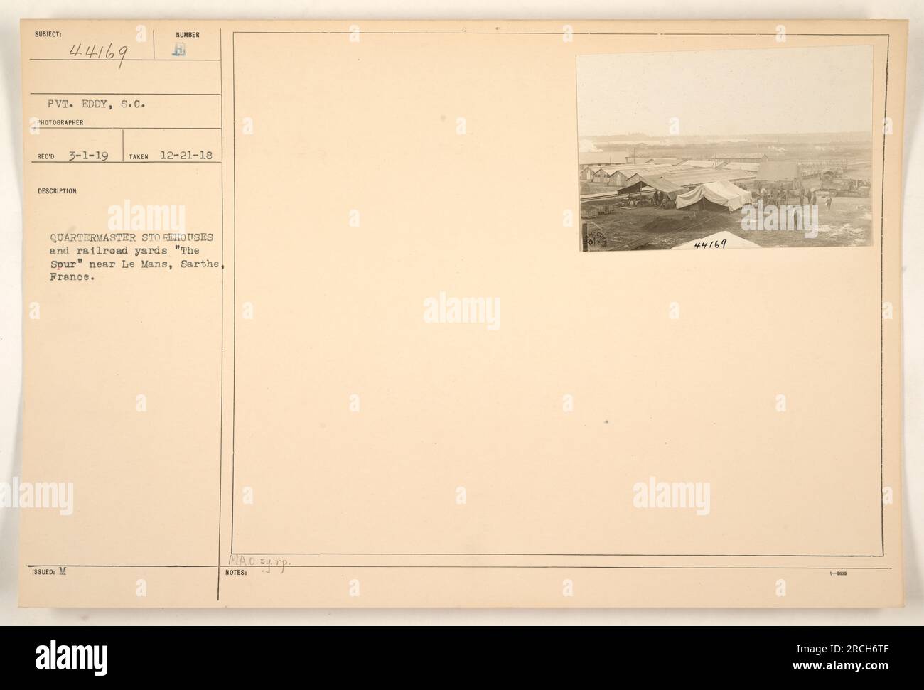 Soldaten und Militärangehörige werden in den Sumber Quartermaster Lagerhäusern und Bahnhöfen, bekannt als „The Spur“, in der Nähe von Le Mans, Sarthe, Frankreich, gesehen. Das Foto wurde am 21. Dezember 1918 von Pvt. Eddy aufgenommen und am 1. März 1919 empfangen. Zusätzliche Informationen: Dieses Bild stammt aus der Serie 111-SC-44169, mit den entsprechenden Hinweisen mit den Nummern 44/69. Stockfoto