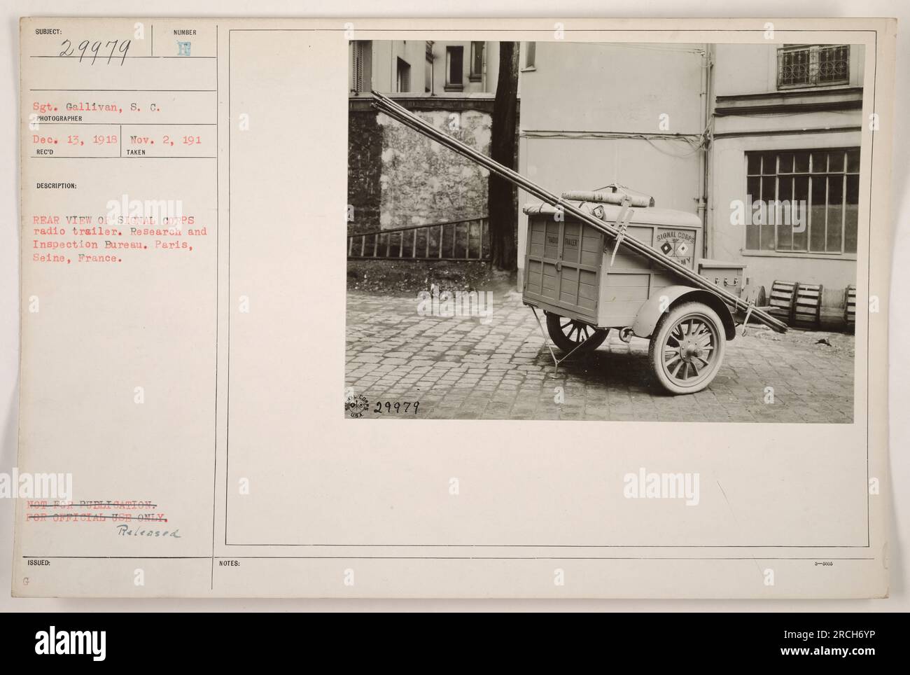 Rückansicht eines Funkanhängers des Signalkorps, der sich im Forschungs- und Inspektionsbüro in Paris, seine, Frankreich befindet. Dieses Bild wurde von Sergeant Gallivan am 13. Dezember 1918 aufgenommen. Sie war nicht zur Veröffentlichung bestimmt und nur für den offiziellen Gebrauch bestimmt. Stockfoto