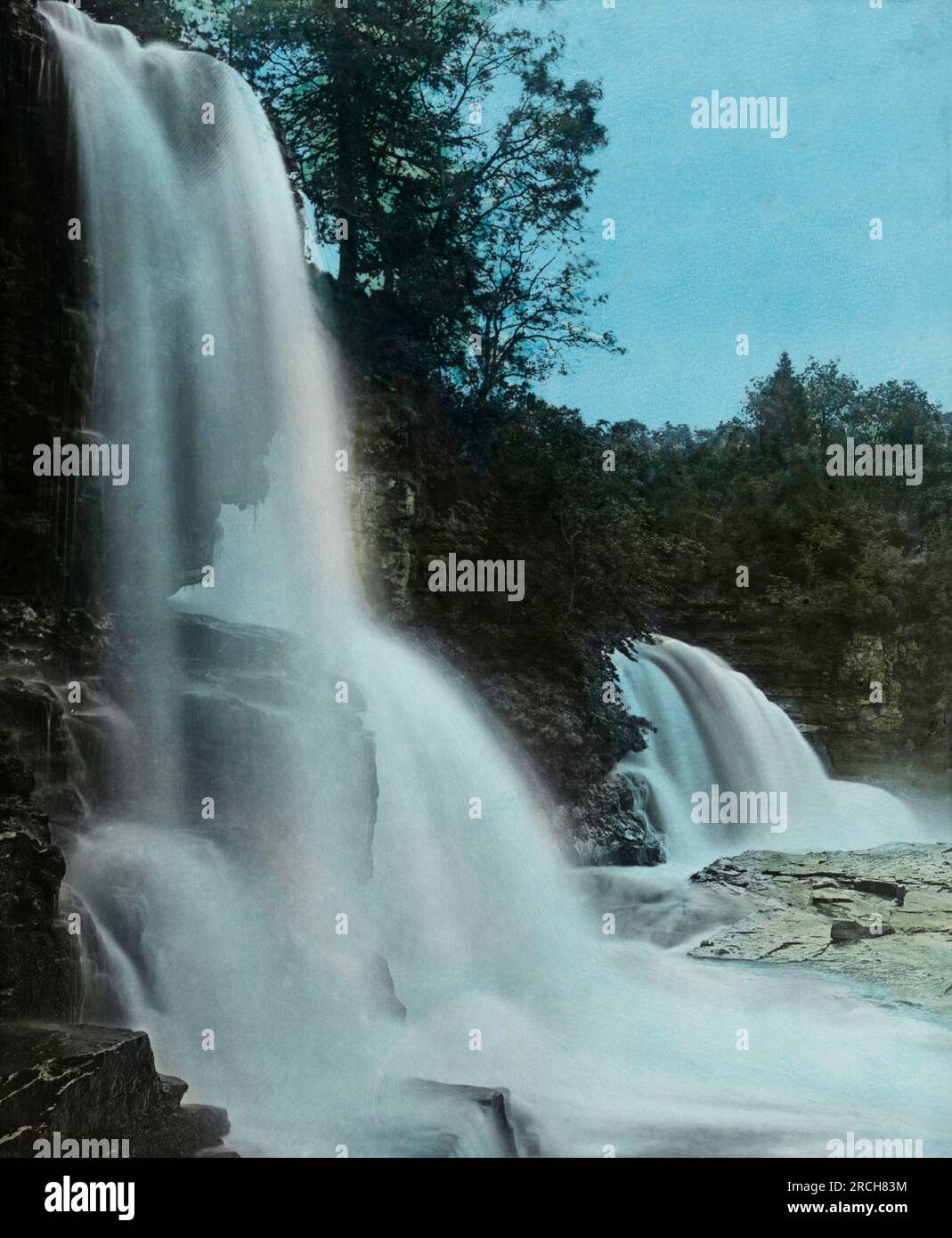 Die Fälle der Clyde, Bonnington Linn. „The Lowlands of Scotland“ - Pub. Von George Washington Wilson (G.W.) - Handbemalte Laterne aus Glas Stockfoto