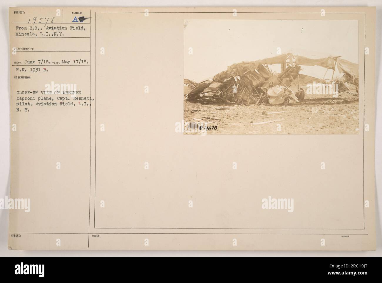 Nahaufnahme eines zerstörten Caproni-Flugzeugs auf dem Flugfeld in Mineola, L.I., N.Y. Das Foto wurde am 17. Mai 1918 aufgenommen und am 7. Juni 1918 ausgestellt. Das Flugzeug wurde von Captain Resnati gesteuert. Dieses Bild ist in der Fotografen-Sammlung mit Nummer 19578 beschriftet. Stockfoto
