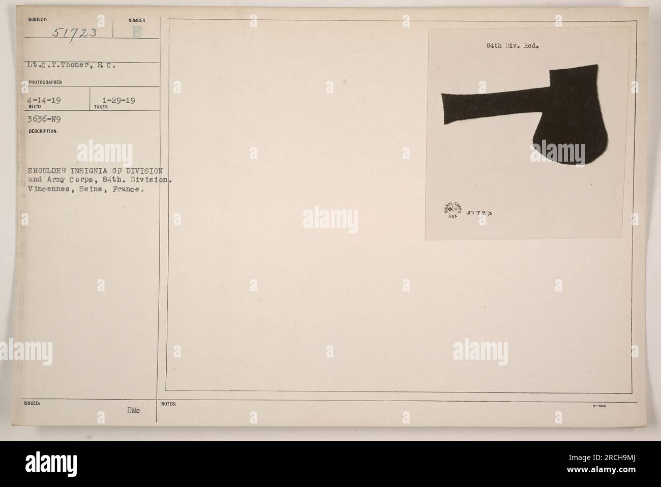 Nahaufnahme der Schulterabzeichen der 84. Division und des Armeekorps, aufgenommen am 14. April 1919 in Vincennes, seine, Frankreich. Der Soldat auf dem Foto ist Lieutenant C.T. Thoner. Dieses Foto hat die Neuausstellungsnummer 3636-19 und die ursprünglich ausgestellte Nummer ist 1-29-19. Es war Teil der Sammlung des DMC NOTEB 84. Div Ed. 51723. Stockfoto