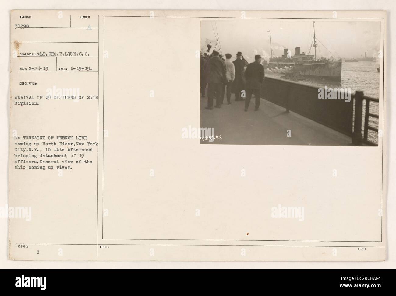 'Foto aufgenommen am 19. Februar 1919, von Lieutenant Geo H.T. Lyon. Das Bild zeigt die Ankunft von 19 Offizieren der 27. Division auf dem französischen Schiff La Touraine, auf dem North River in New York City. Das Schiff wird am späten Nachmittag auf dem Fluss gesehen. Dieses Foto wurde zusammen mit den Bezugshinweisen 31398 herausgegeben." Stockfoto