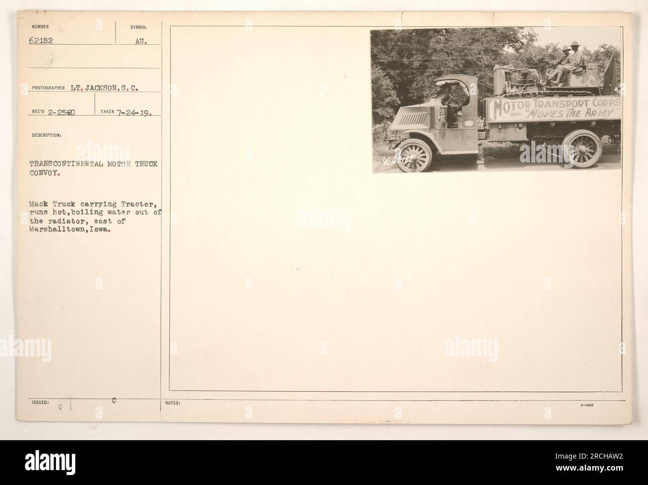 „Mack Truck, der einen Traktor im Konvoi von Transcontinental Motor Truck transportiert, hat Probleme mit Überhitzung, was dazu führt, dass kochendes Wasser aus dem Kühler austritt. Dieser Vorfall ereignete sich östlich von Marshalltown, Iowa, am 24. Juli 1919. Der Konvoi wurde vom Transport- und Transportkorps der US-Armee organisiert. Stockfoto