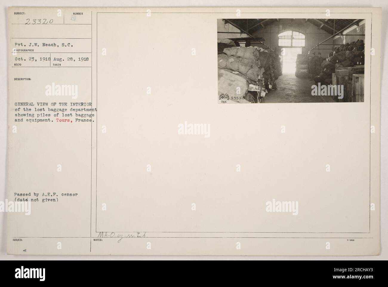 Dieses Foto wurde in Tours, Frankreich, aufgenommen und zeigt einen allgemeinen Überblick über das Innere der Abteilung für verlorenes Gepäck während des Ersten Weltkriegs. Das Bild zeigt Stapel von verlorenem Gepäck und verlorener Ausrüstung. Das Foto wurde am 28. August 1918 aufgenommen und vom A.E.F.-Zensor übergeben. Stockfoto