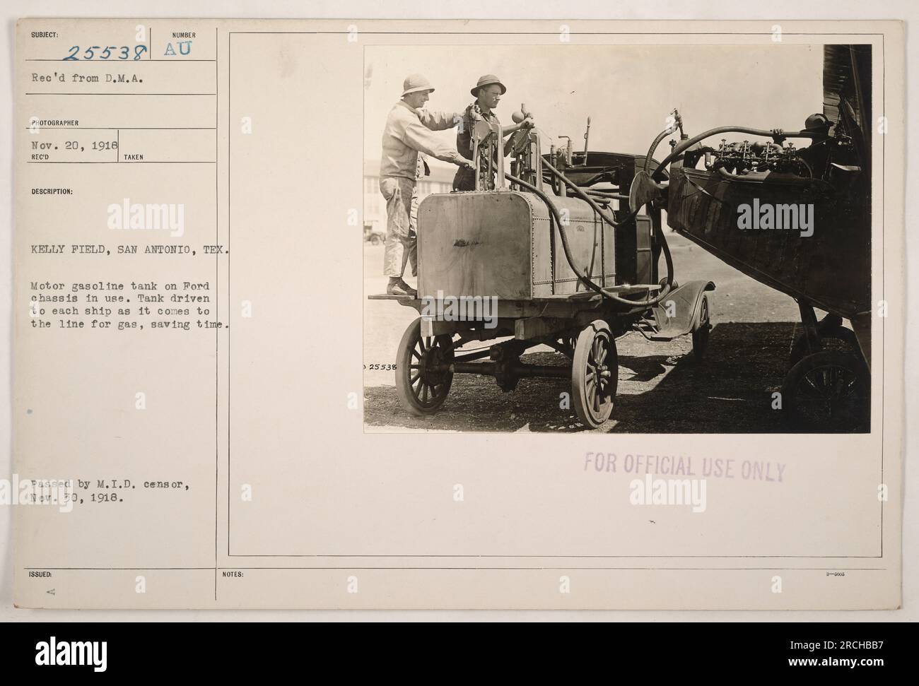 Ein Ford-Fahrgestell mit Benzintank im Kelly Field in San Antonio, Texas, während des Ersten Weltkriegs. Der Tank wird verwendet, um jedes Flugzeug bei seiner Ankunft mit Gas zu beliefern, wodurch effektiv Zeit gespart wird. Dieses Bild ist mit „nur zur offiziellen Verwendung“ gekennzeichnet. Stockfoto