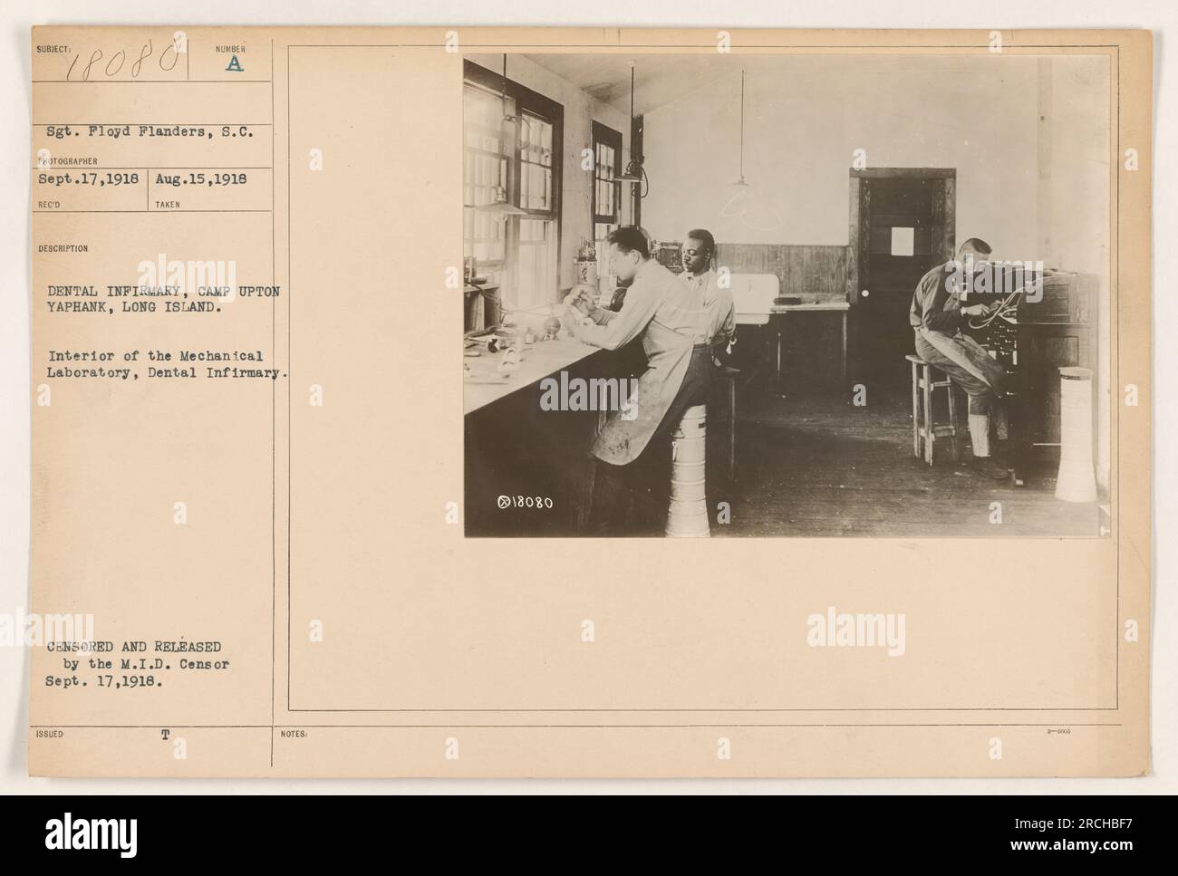 Bildunterschrift: Innenansicht des mechanischen Labors in der Zahnklinik in Camp Upton, Yaphank, Long Island, während des 1. Weltkriegs Dieses Foto wurde von Sergeant Floyd Flanders, S.C., am 15. August 1918 aufgenommen und bietet einen Einblick in die medizinischen Einrichtungen, die während des Krieges für Soldaten zur Verfügung stehen. Zensiert und vom M.I.D. freigelassen Zensor am 17. September 1918. Stockfoto