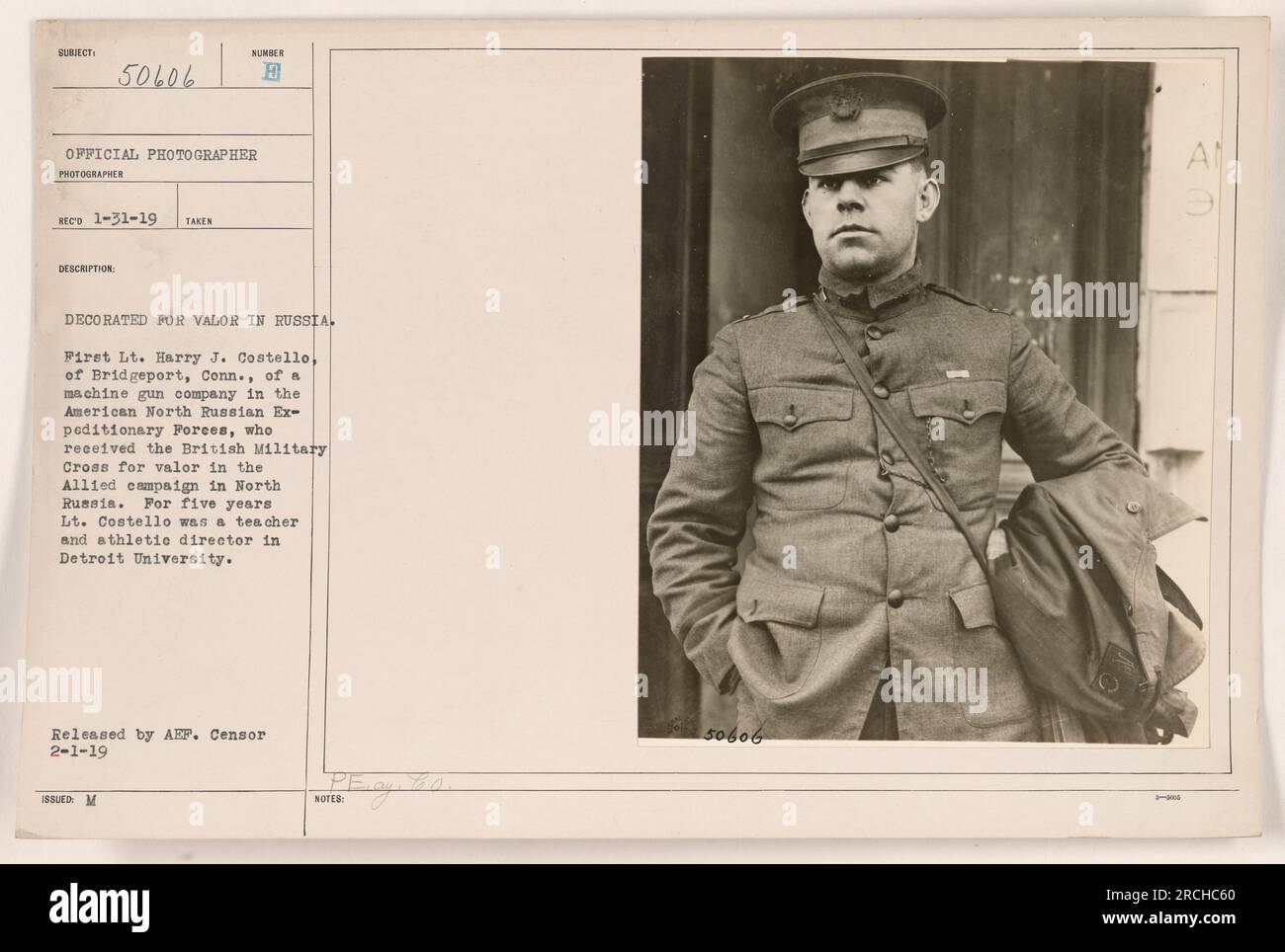 First LT. Harry J. Costello, ein Mitglied der Maschinengewehrfirma der amerikanischen nordrussischen Expeditionsstreitkräfte, geschmückt mit dem Britischen Militärkreuz für Tapferkeit in der alliierten Kampagne in Nordrussland. LT. Costello war zuvor fünf Jahre lang Lehrer und Sportdirektor an der Detroit University. Offizielles Foto aufgenommen am 31. Januar 1919." Stockfoto