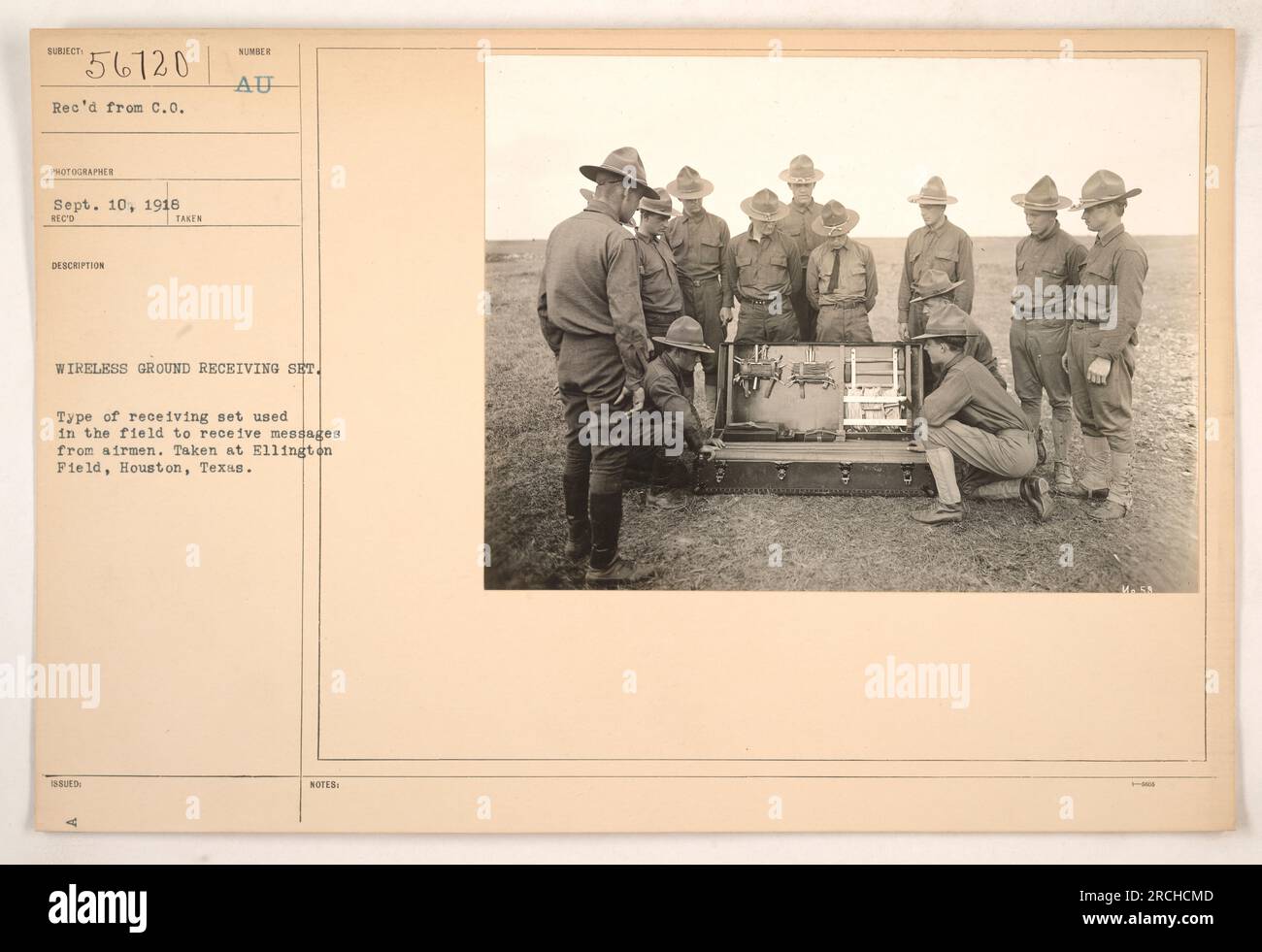 Dieses Foto zeigt ein drahtloses Bodenempfangsgerät, das im Feld verwendet wurde, um Nachrichten von Flugzeugen während des Ersten Weltkriegs zu empfangen Das Foto wurde im Ellington Field in Houston, Texas, aufgenommen. Stockfoto