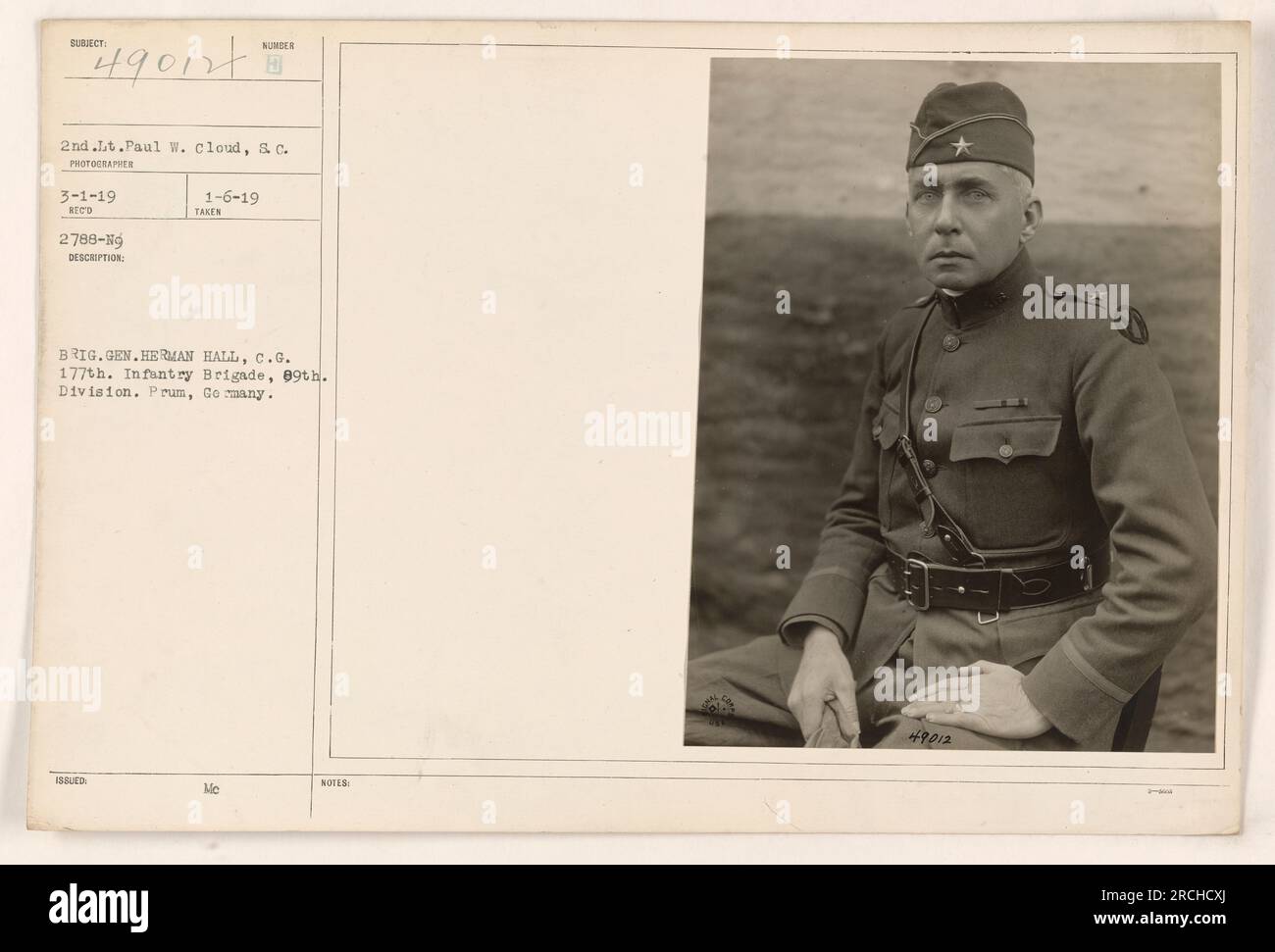 Brigg. General Herman Hall von der 177. Infanteriebrigade, 89. Division, wird mit 2. LT. Paul W. Cloud abgebildet. Das Foto wurde am 3. Januar 1919 in Prum aufgenommen. Es wurde am 6. Januar 1919 mit der Seriennummer NEOD 2788-9 ausgestellt. Stockfoto