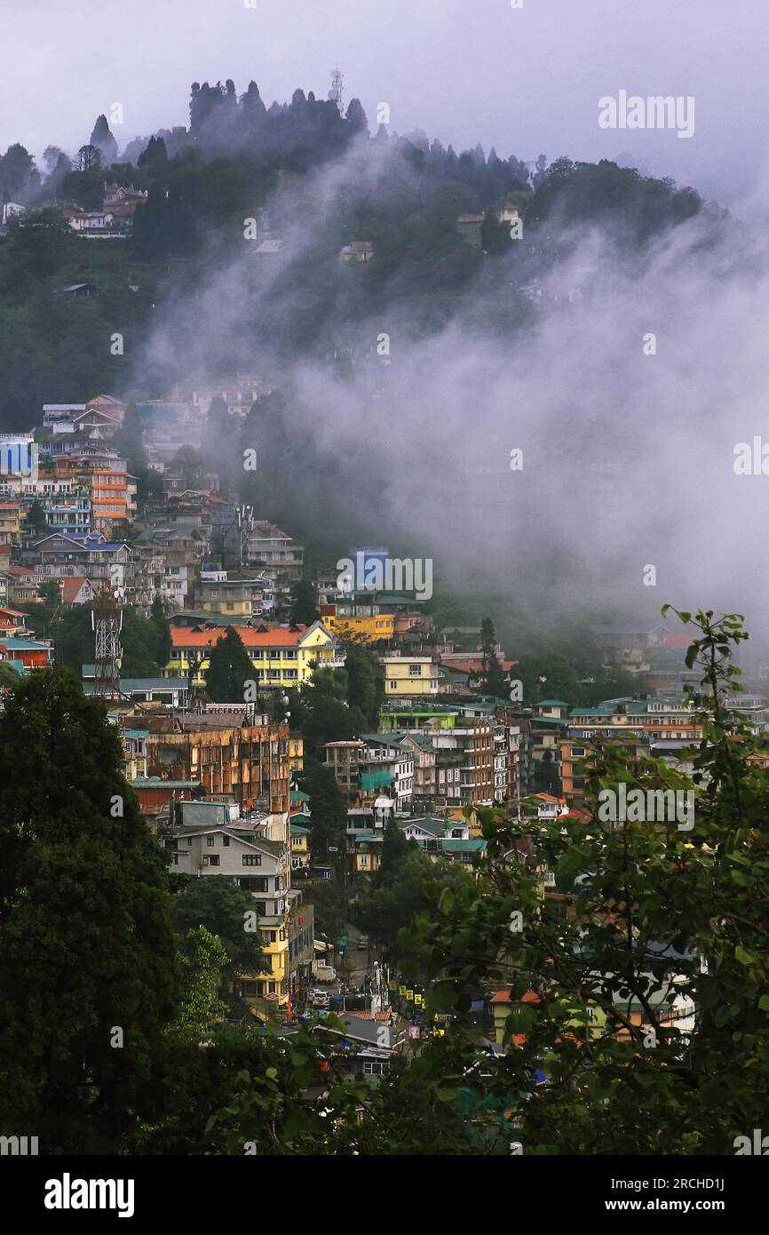 Panoramablick auf neblig und bewölkt darjeeling Hill Station und himalaya Mountain Foothills in Monsun Saison, westbengalen in indien Stockfoto