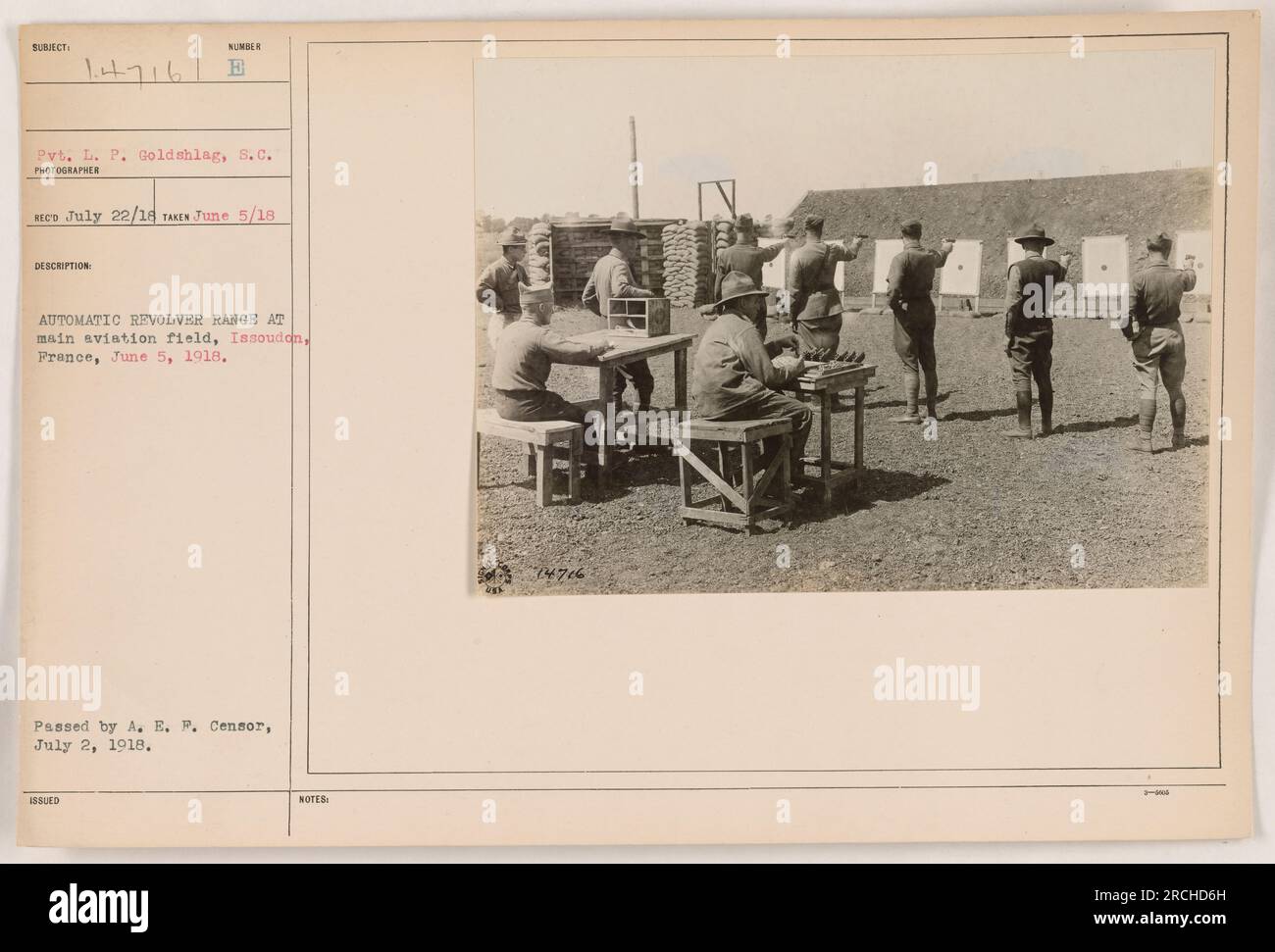 Pvt. L. P. Goldshlag vom Signalkorps wird am 5. Juni 1918 auf dem automatischen Revolverbereich des Hauptflugfeldes in Issoudon, Frankreich, fotografiert. Dieses Foto wurde von einem unbekannten Fotografen aufgenommen und von der A.E.F. genehmigt Zensor am 2. Juli 1918. Stockfoto