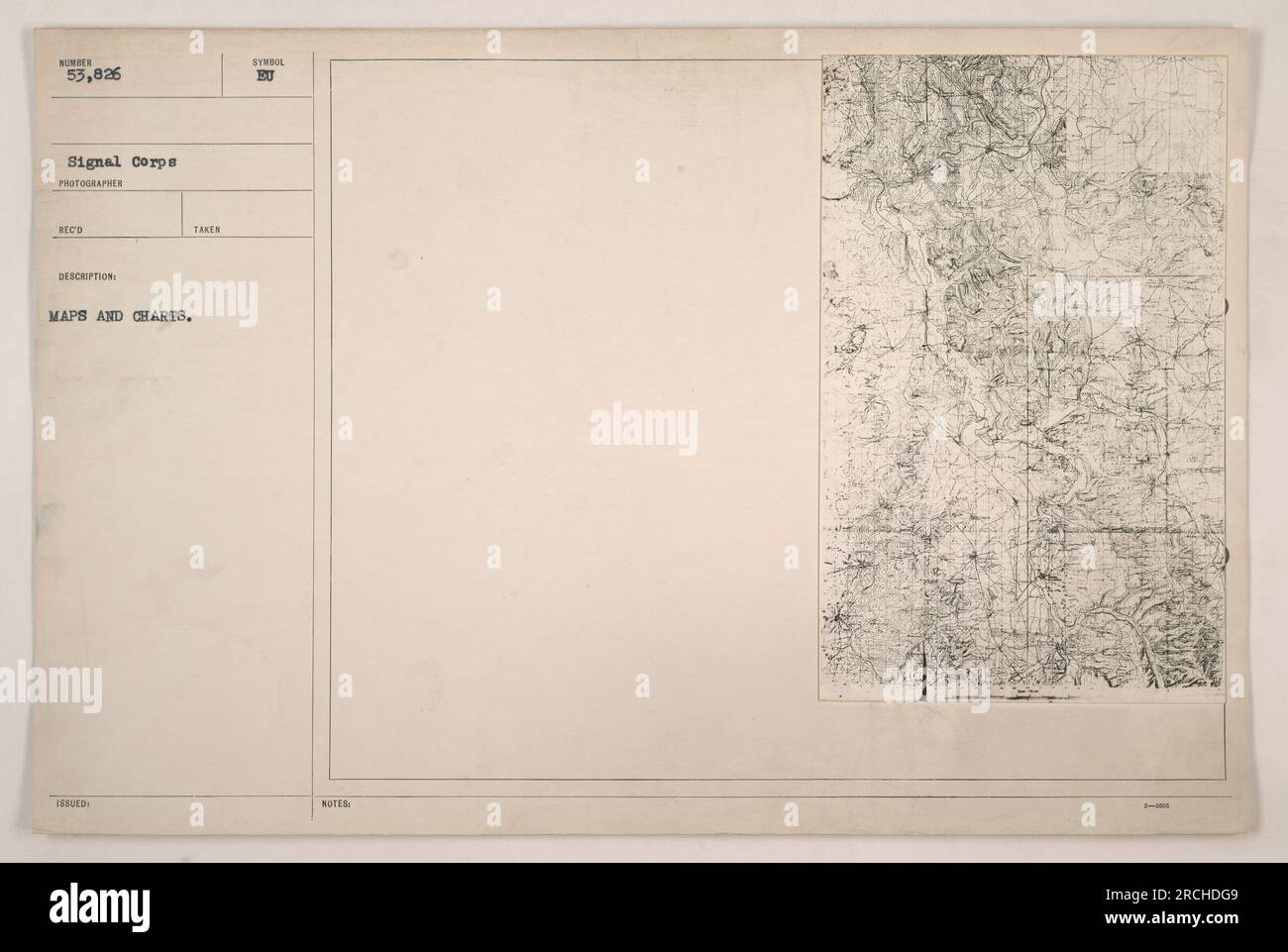 Ein Soldat der US-Armee konsultiert eine Karte während des Ersten Weltkriegs. Karten und Karten spielten bei militärischen Operationen eine entscheidende Rolle, da sie wichtige räumliche Informationen zur Unterstützung der strategischen Planung und Navigation lieferten. Diese Werkzeuge wurden an Soldaten herausgegeben, um ihnen beim Verständnis und der Interpretation der komplexen Kampffelddynamik zu helfen. Stockfoto