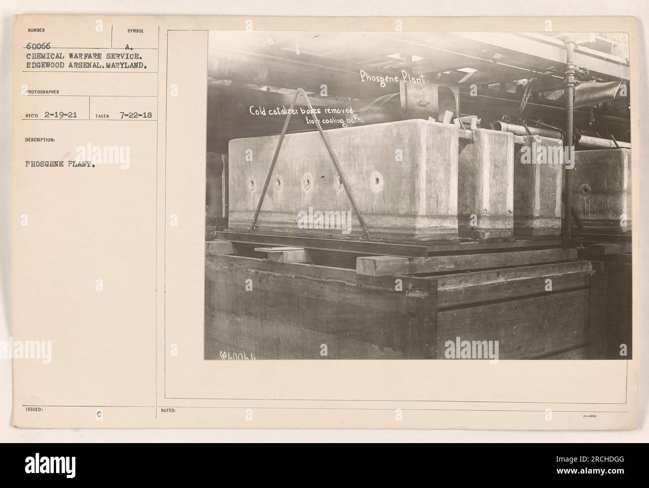 Chemiekriegsdienst, Edgewood Arsenal, MD. Dieses Foto wurde am 22. Juli 1918 von einem Fotografen aufgenommen, der den Chemical Warfare Service am Edgewood Arsenal in Maryland repräsentiert. Das Bild zeigt Phosgene Plant SUMBER-60066 A, das speziell den Ausbau von Kühlkältekästen aus der Kühlkabine zeigt. Diese Informationen basieren auf der Beschreibung, die dem Foto beigefügt ist.“ Stockfoto