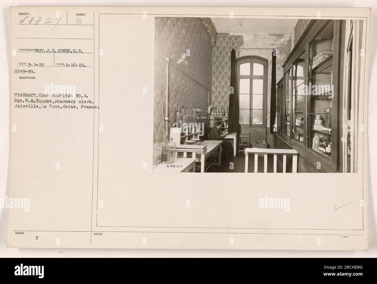 Ein Apothekenangestellter namens Sergeant W.A. Raquet im Camp Hospital No. 4 in Joinville, La Pont, seine, Frankreich. Das Foto wurde am 3. Januar 1919 aufgenommen. Das Bild zeigt den Apothekenbereich des Krankenhauses. Stockfoto