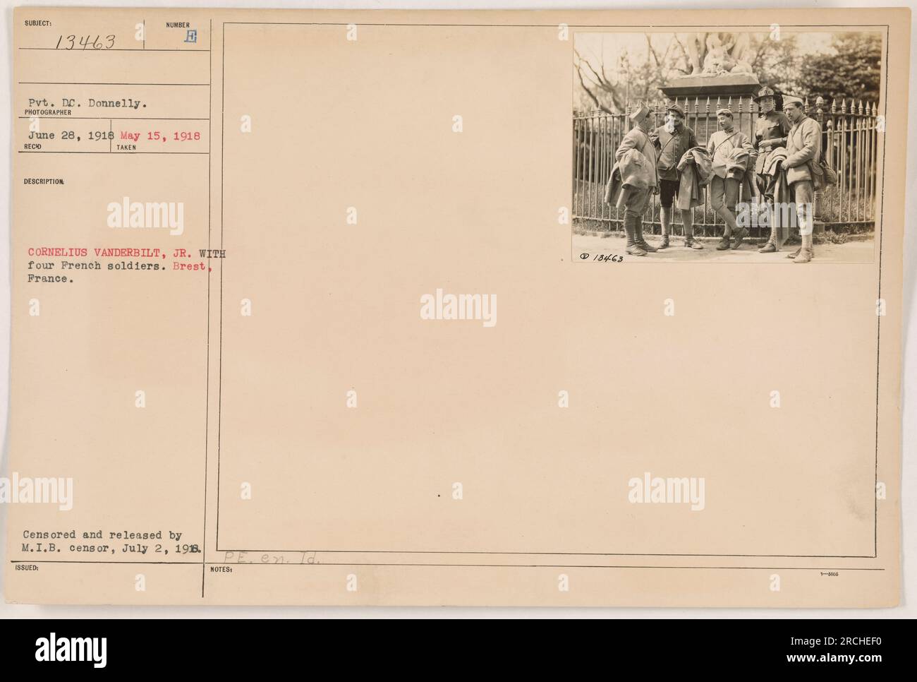 Pvt. DC Donnelly mit vier französischen Soldaten, entführt am 28. Juni 1918 in Brest, Frankreich. Das Foto wurde zensiert und am 2. Juli 1918 vom M.I.B.-Zensor veröffentlicht. Der Soldat auf dem Bild ist Cornelius Vanderbilt Jr. Die Identifikationsnummer für das Foto lautet 13463. Stockfoto