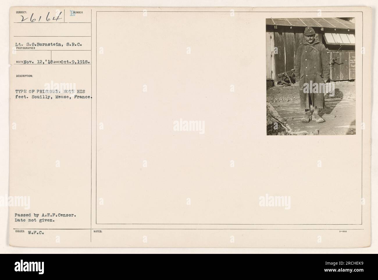 Leutnant S.G. Bornstein wurde mit einem gefangenen deutschen Soldaten im Ersten Weltkrieg in Souilly, Frankreich, fotografiert. Die Füße des Soldaten sind bemerkenswert. Das Foto wurde am 9. Oktober 1918 aufgenommen und von A.E.F. Censor übergeben. Stockfoto
