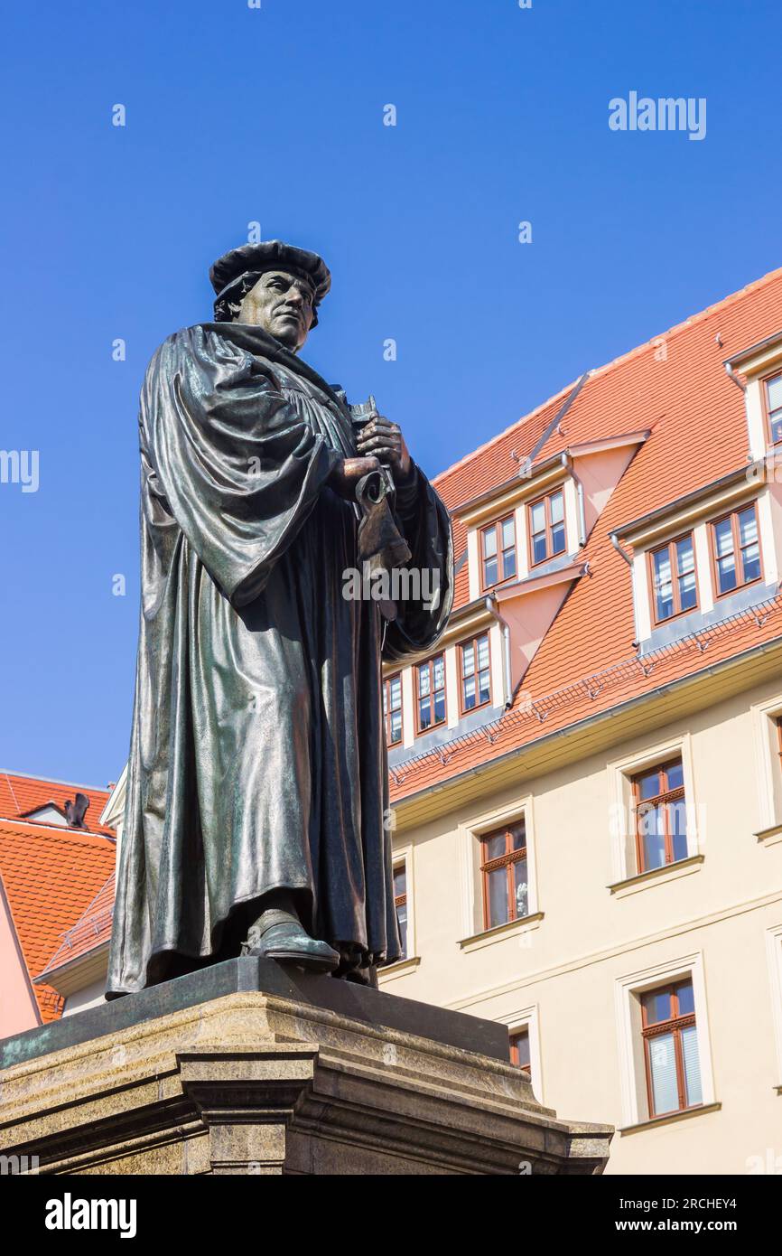 Statue von Martin Luther auf dem historischen Marktplatz Eisleben Stockfoto