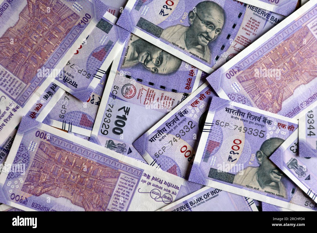 Hintergrund der neuen indischen Währung 100 Rupien-Noten Stockfoto Hintergrund der neuen indischen Währung 100 Rupien-Noten Stockfoto