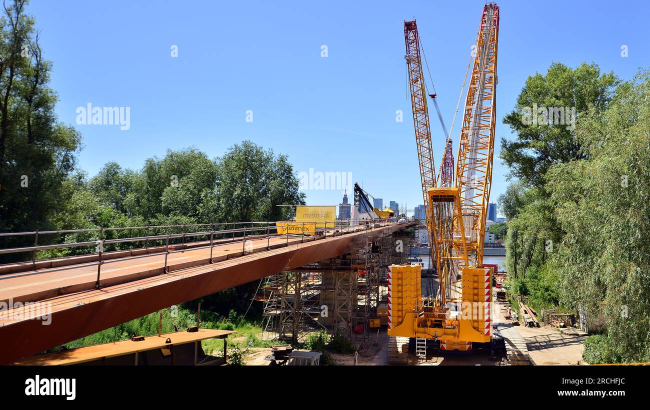 Warschau, Polen. 12. Juli 2023 Bau einer Fußgänger- und Fahrradbrücke über die Weichsel. Die neue Fußgänger- und Fahrradbrücke Stockfoto