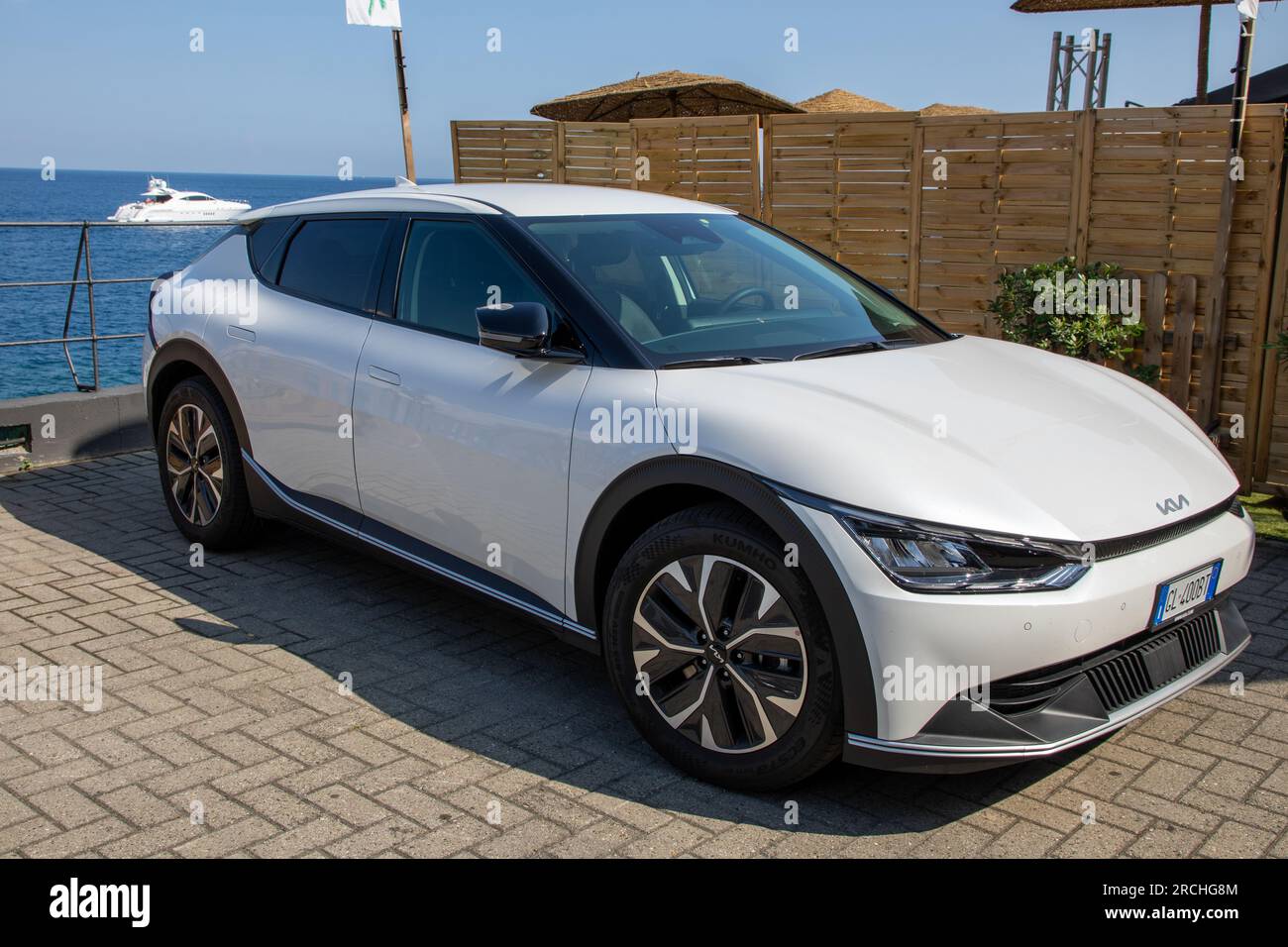 Bordeaux , Frankreich - 07 01 2023 : KIA EV6 Elektrofahrzeug Südkorea modernes Auto Stockfoto