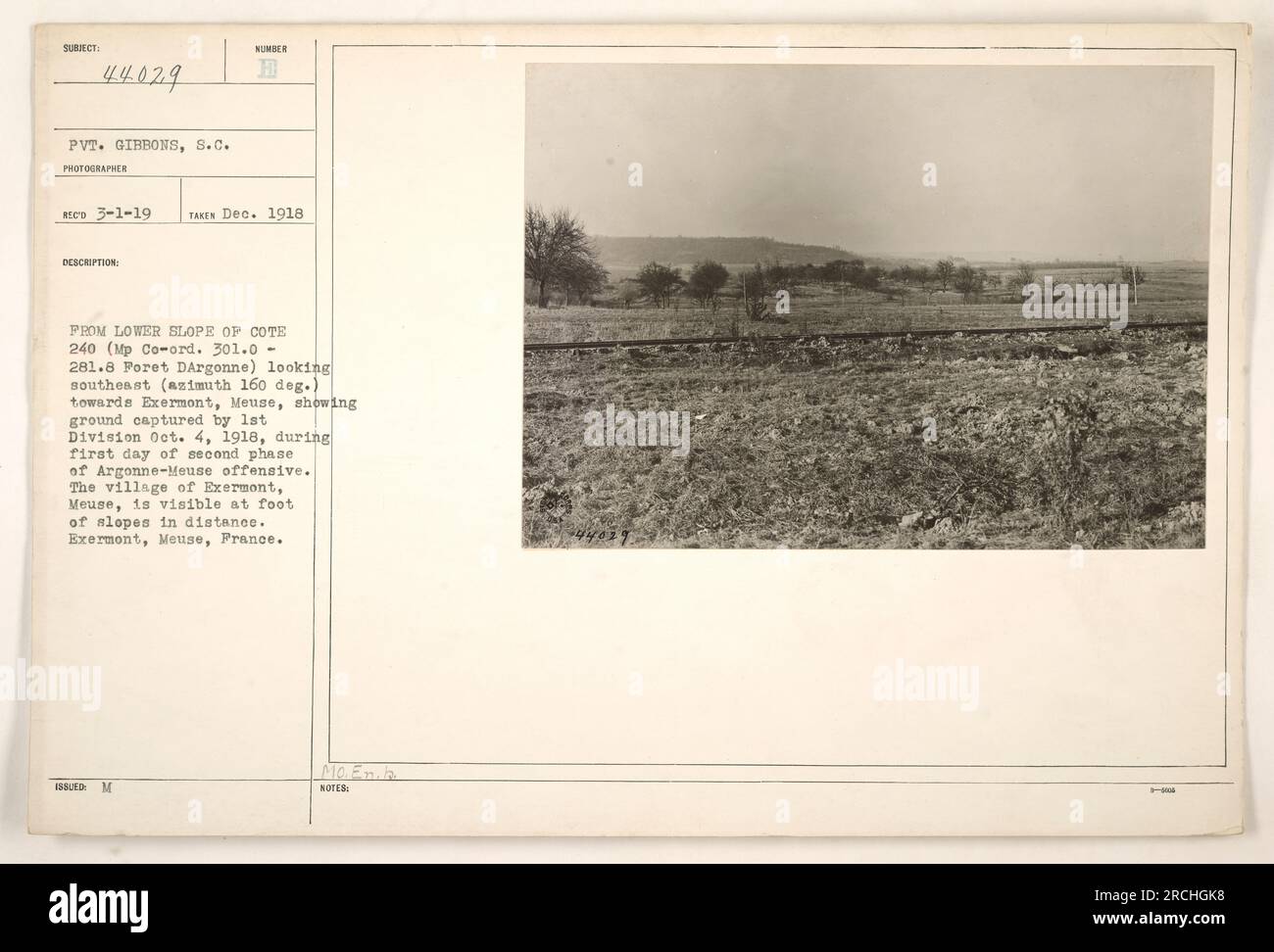 Gefreiter Gibbons hat dieses Foto am 1918. Dezember aufgenommen. Das Bild zeigt Boden, der von der 1. Division am 4. Oktober 1918 während des ersten Tages der zweiten Phase der Argonne-Mause-Offensive gefangen wurde. Das Bild wurde vom unteren Hang auf der Cote 240 aufgenommen, mit Blick nach Südosten in Richtung Exermont, Maas, mit dem Dorf in der Ferne sichtbar. Stockfoto