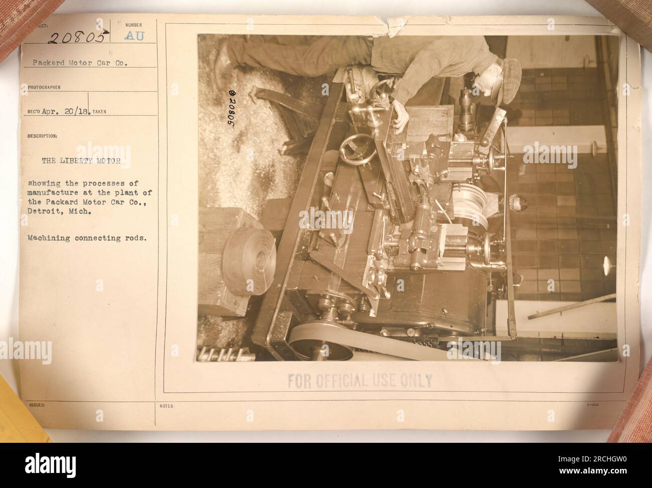 Bearbeitung von Pleuelstangen im Werk der Packard Motor Car Co. In Detroit, Michigan. Das Foto zeigt den Liberty-Motor mit seiner einzigartigen Seriennummer AU, der während des 1. Weltkriegs hergestellt wurde Dieses Bild ist Teil einer Serie, die amerikanische Militäraktionen während des Krieges dokumentiert. Stockfoto