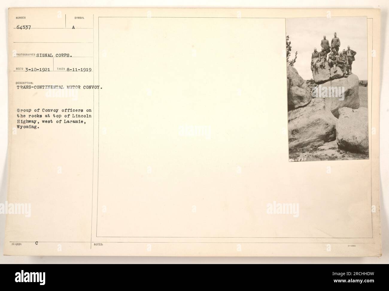 Abbildung einer Gruppe von Offizieren im Konvoi während des Trans-Continental Motor Convoy auf den Felsen auf dem Lincoln Highway, westlich von Laramie, Wyoming. Das Foto wurde am 11. August 1919 vom Signalkorps aufgenommen. Stockfoto