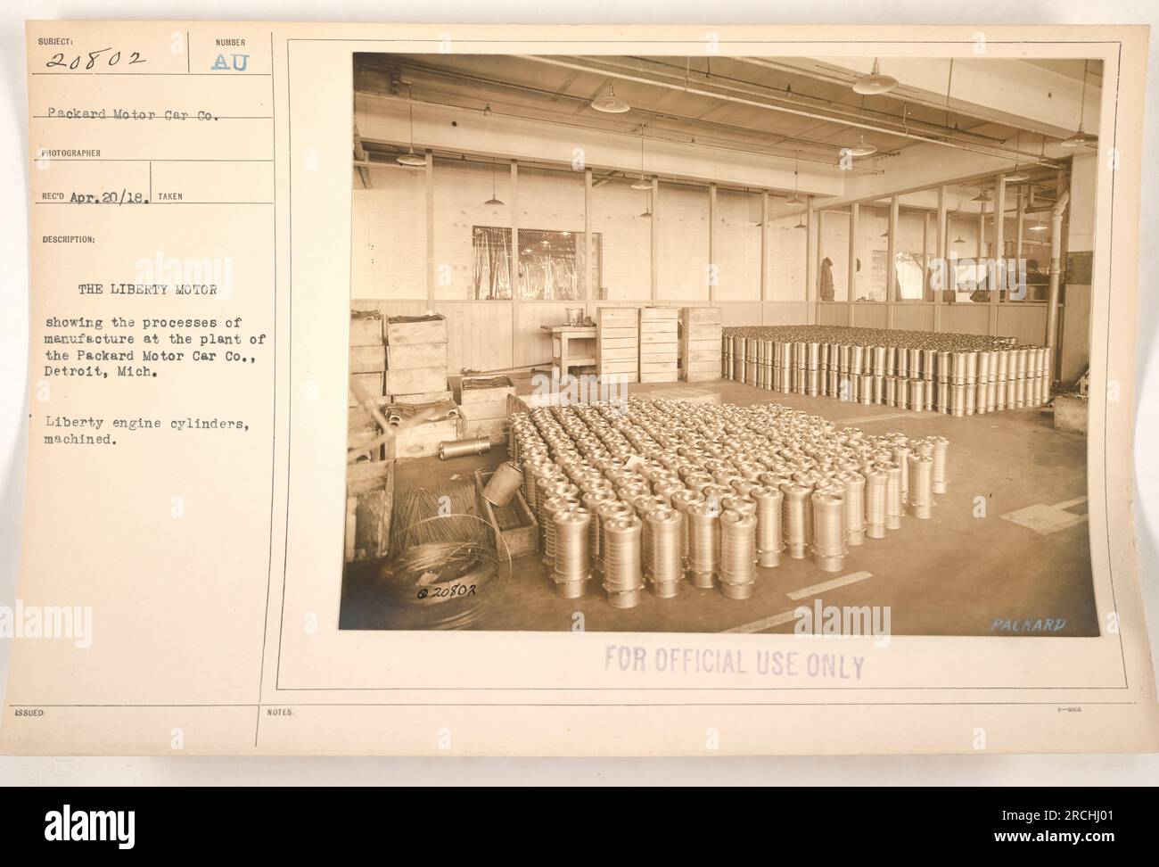 Bild einer Maschinenwerkstatt in der Packard Motor Car Co. In Detroit, Michigan, während des 1. Weltkriegs Das Foto zeigt Arbeiter, die Liberty-Motorzylinder im Rahmen des Herstellungsprozesses für den Liberty-Motor fräsen. Dieses Foto wurde von der Packard Motor Car Co. Am 20. April 1918 aufgenommen. Stockfoto