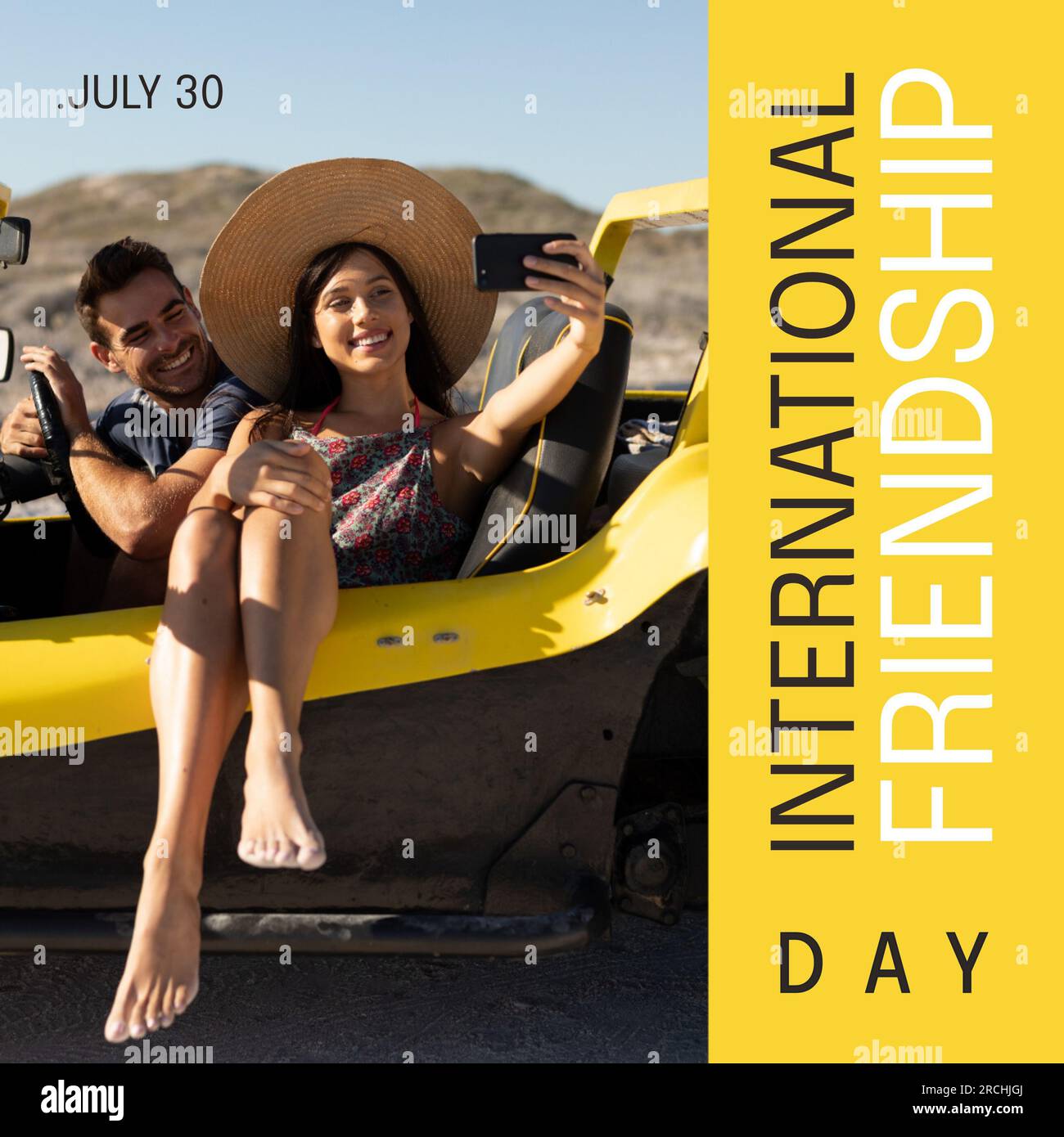 Text zum internationalen Freundschaftstag mit einem glücklichen Kaukasier, der ein Selfie im Auto macht Stockfoto
