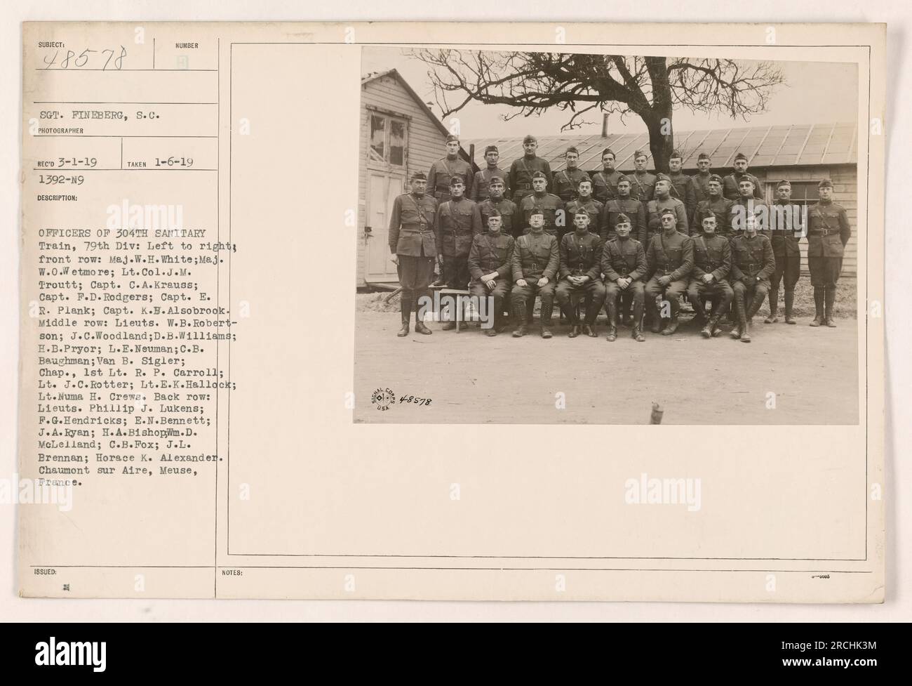 Offiziere des 304. Sanitärzuges, 79. Division, posieren für ein Foto in Chaumont sur Aire, Mause, Frankreich. Das Foto wurde am 6. Januar 1919 von SGT aufgenommen. FINEBERG, S.C. Die Offiziere auf dem Bild sind wie folgt gekennzeichnet: Erste Reihe (von links nach rechts) - Major W.H. Weiß, ich Wetmore, Oberstleutnant J.M. Troutt, Hauptmann C.A. Krauss, Hauptmann F.D. Rodgers, Captain Notaufnahme Plank, Kapitän K.B. Alsobrook. Mittlere Reihe - verschiedene Lieutenants. Hintere Reihe - verschiedene Lieutenants. Stockfoto