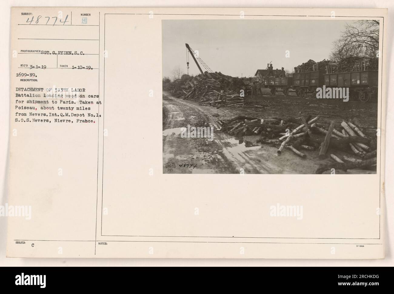 Einheit des 313. Arbeitsbataillons, das Holz auf Autos zur Lieferung nach Paris in Poiseau lädt, etwa 20 Meilen von Nevers entfernt. Das Foto wurde bei Int. Q. M. Depot No. 1 in S.O.S Nevers, Nievre, Frankreich. Fotografiert von Sergeant G. Ryden am 1. März 1919. Stockfoto
