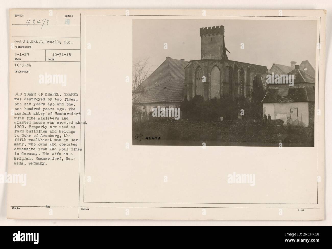 Bildunterschrift: „Dieses Bild zeigt den alten Turm der Kapelle in Rommersdorf. Die Kapelle wurde in der Vergangenheit durch zwei Brände zerstört, einen vor sechs Jahren und einen weiteren vor hundert Jahren. Das Grundstück dient heute als Bauernhaus und gehört dem Herzog von Aremberg, dem fünftreichsten Mann Deutschlands, der umfangreiche Eisen- und Kohlebergwerke betreibt. Rommersdorf liegt in der Nähe von Weis.“ Stockfoto