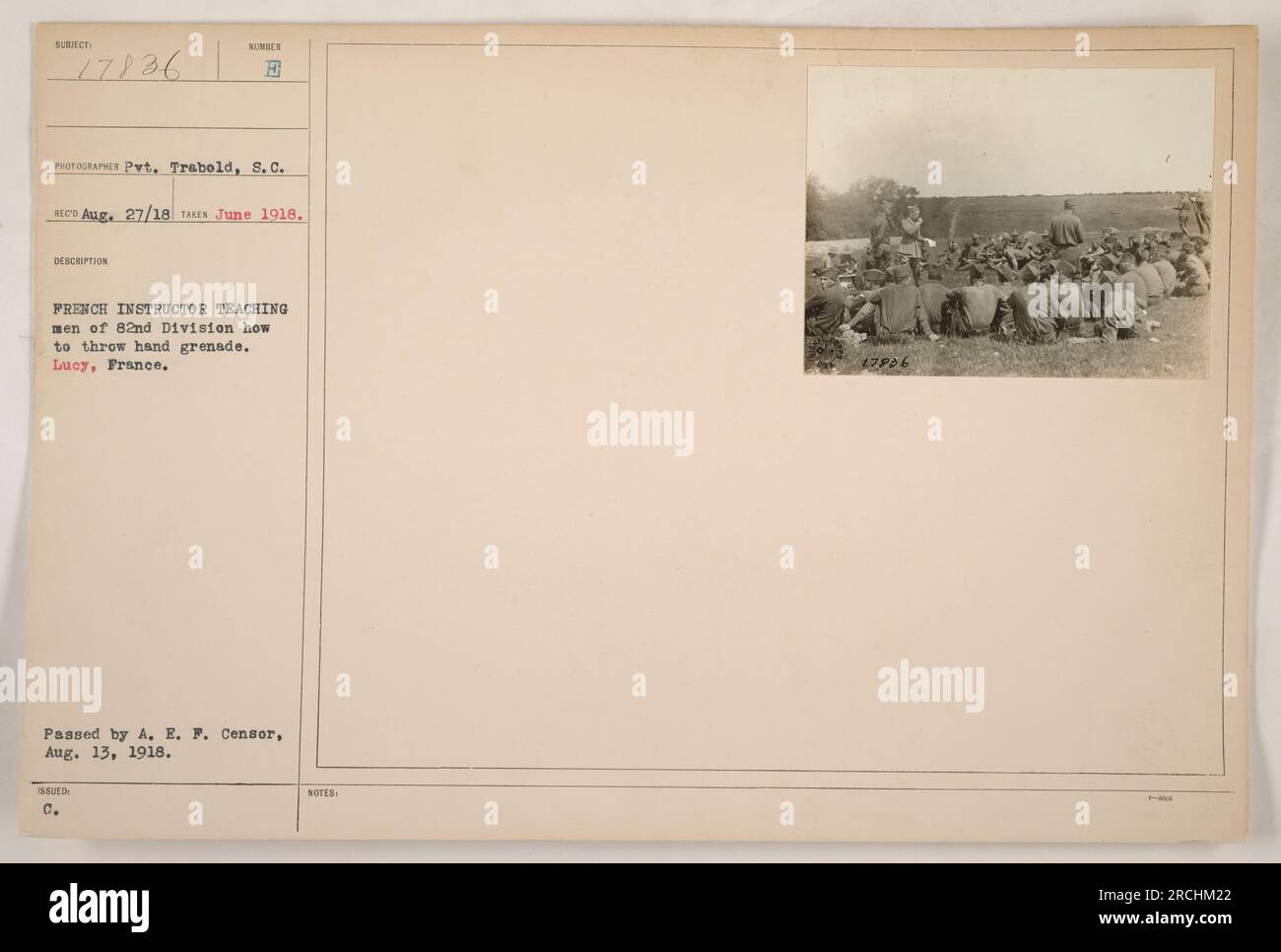 Französischer Lehrer, der Mitgliedern der 82. Division beibringt, wie man im Juni 1918 in Lucy, Frankreich, eine Handgranate wirft. Dieses Foto wurde von Pvt. Trabold, S.C. aufgenommen und ist Teil der Sammlung amerikanischer Militäraktivitäten während des Ersten Weltkriegs. Es wurde von der A.E.P. herausgegeben Zensor am 13. August 1918. Stockfoto